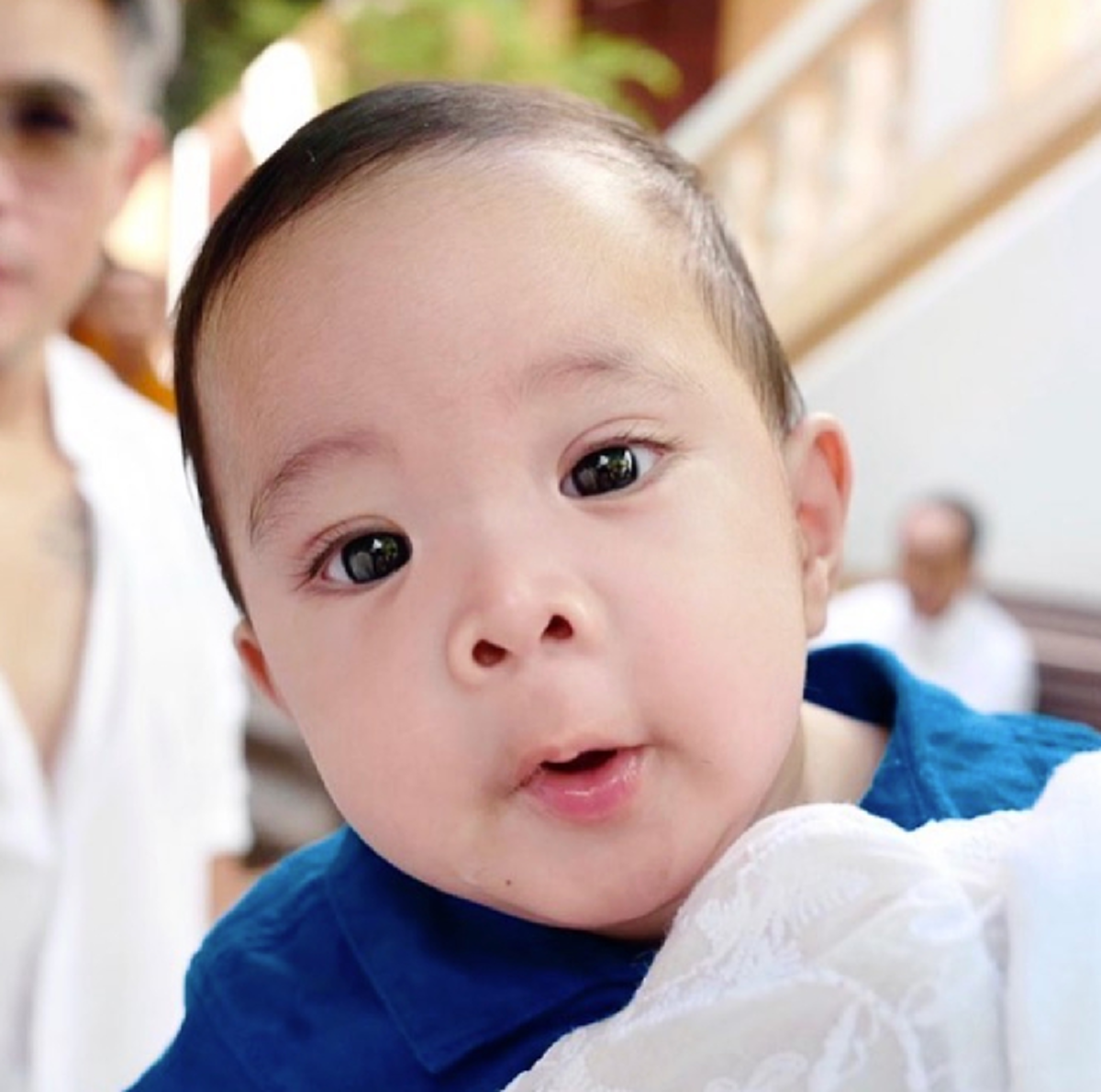 เอมมี่ มรกต อุ้มน้องสายน้ำ กราบครูบาศรีวิชัย ต้นปีที่แล้วเคยมาขอลูกที่นี่