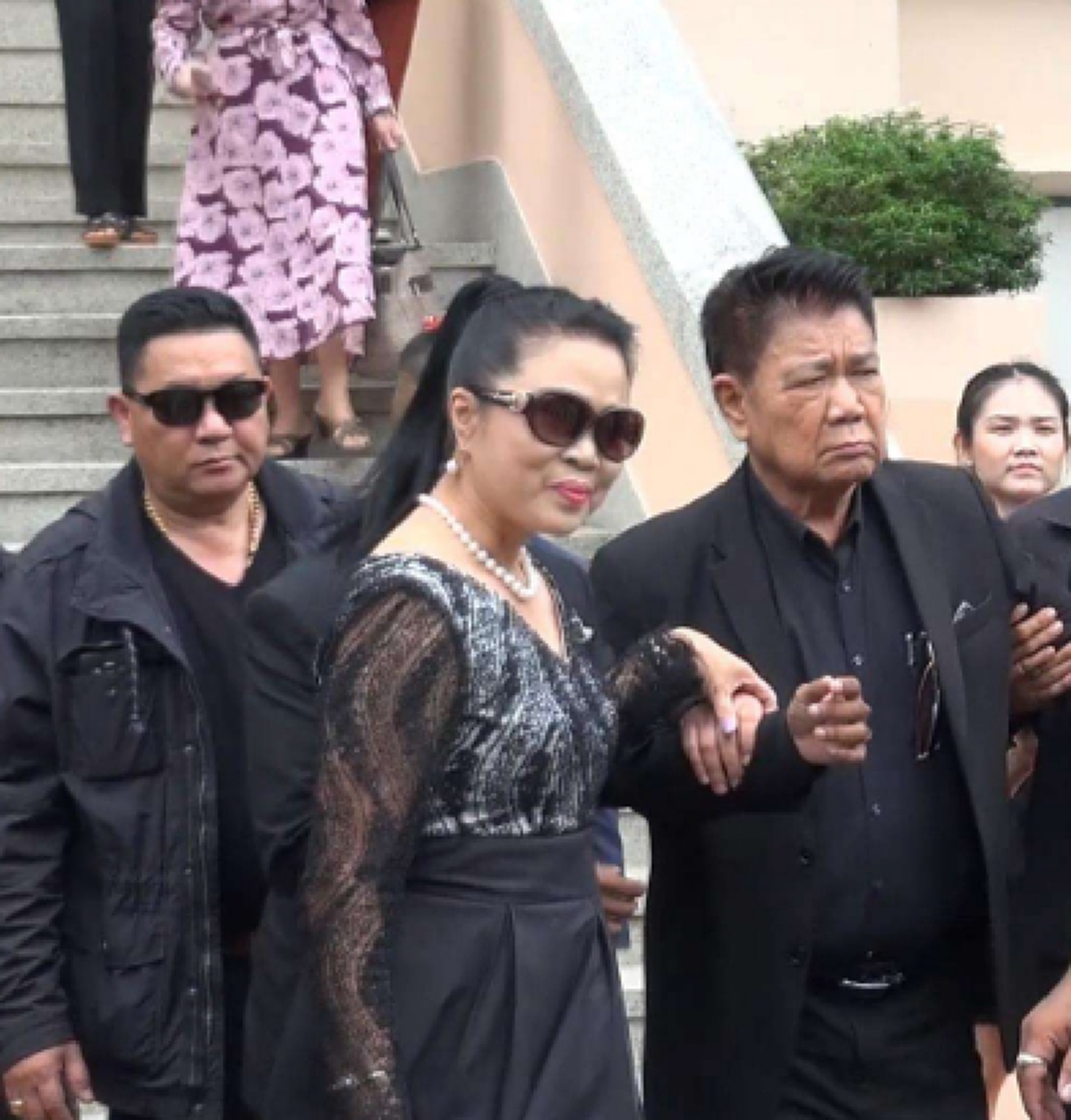 ครูชลธี ตัดสินใจเรื่องภรรยา ครูปุ้ม ยิ้มออกขอทำหน้าที่ให้ดีที่สุด
