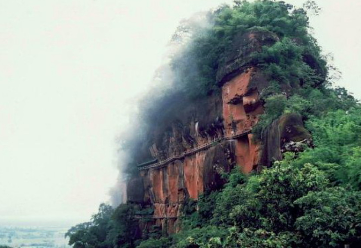 วัดภูทอก บันไดเวียนวนรอบภูผา 7 ชั้น สิ่งก่อสร้างจากนิมิตของหลวงพ่อจวน