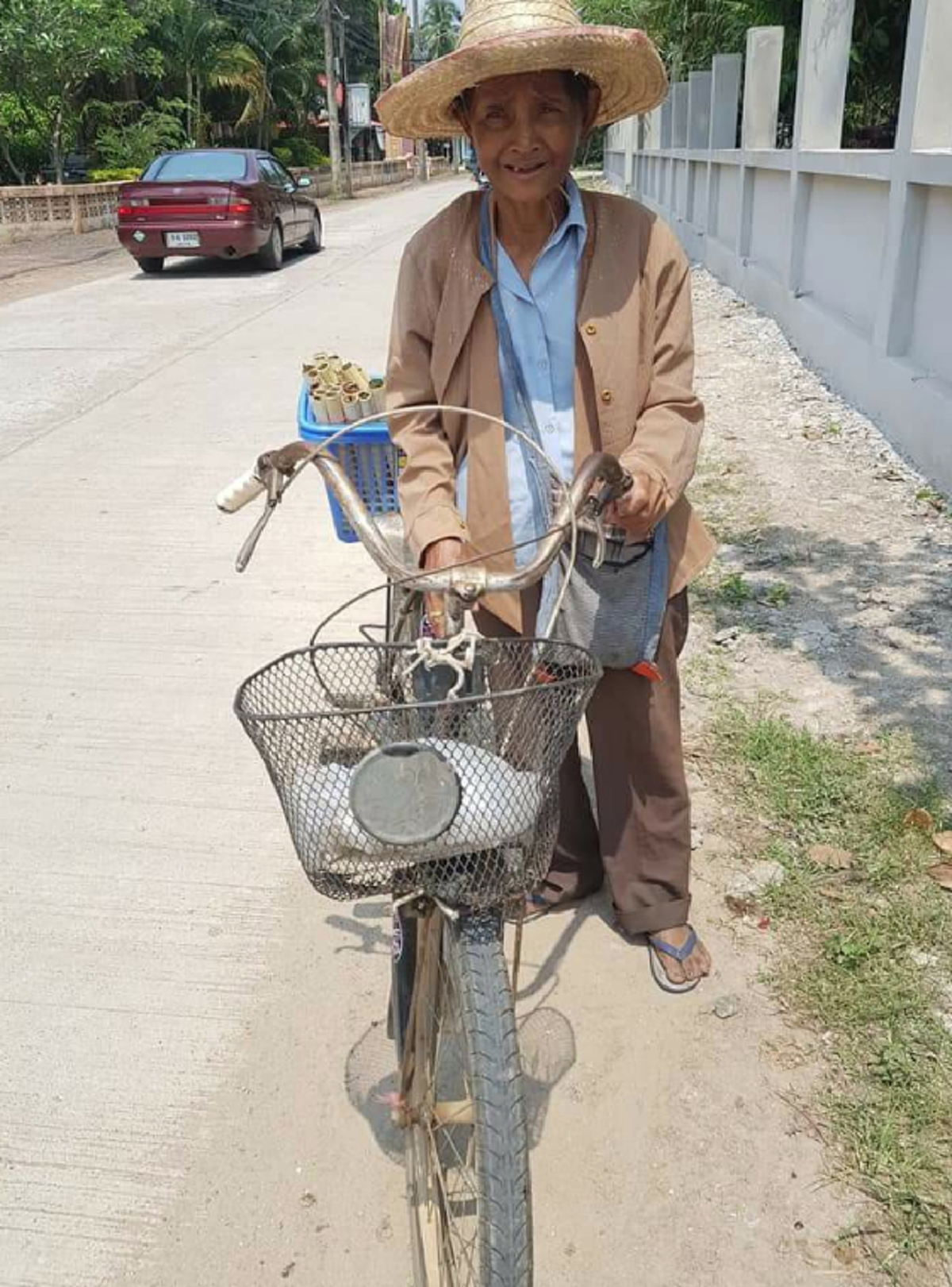 พระสงฆ์นำจักรยานคันใหม่ไปมอบให้คุณยายแทนคันเก่า ที่ใช้ปั่นขายข้าวหลามมานานกว่า 10 ปี
