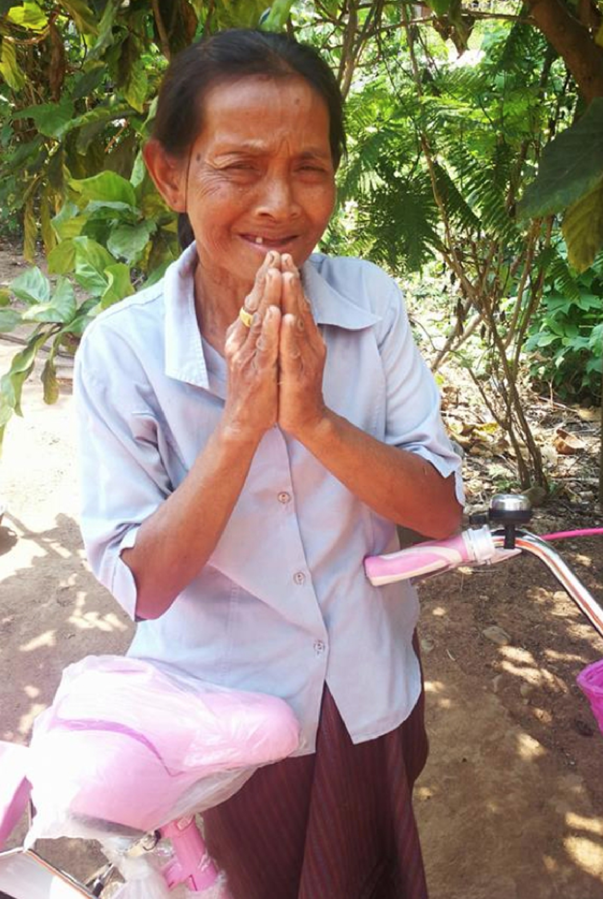 พระสงฆ์นำจักรยานคันใหม่ไปมอบให้คุณยายแทนคันเก่า ที่ใช้ปั่นขายข้าวหลามมานานกว่า 10 ปี