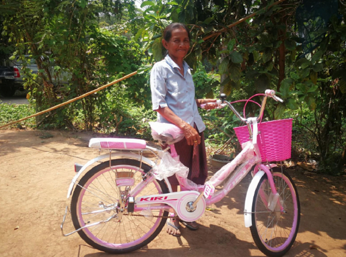 พระสงฆ์นำจักรยานคันใหม่ไปมอบให้คุณยายแทนคันเก่า ที่ใช้ปั่นขายข้าวหลามมานานกว่า 10 ปี