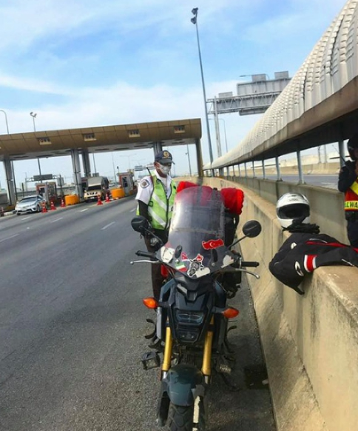 ฝรั่งมีเงิบ ออกเดินทางรอบโลก ถึงเมืองไทยโวยยับ! ขึ้นทางด่วนโดนจับ เสียค่าปรับไม่ต้องไปโรงพัก?