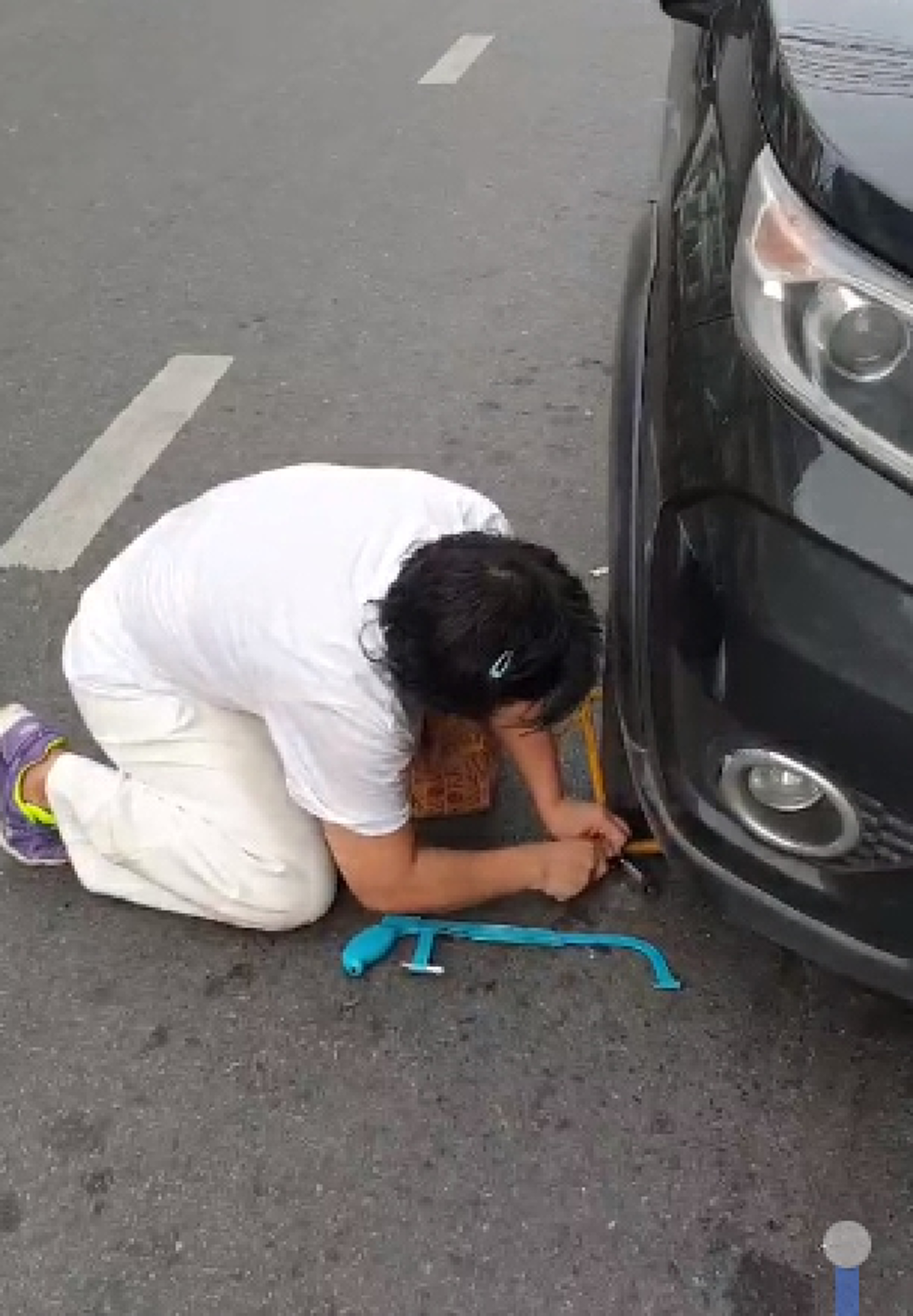 เจ๊ฉุนหนัก ถูกตำรวจล็อคล้อ ใช้อุปกรณ์งัดจนหลุด แต่งานนี้จับหน้าได้ชัด จ่อเจอโทษหนัก (คลิป)