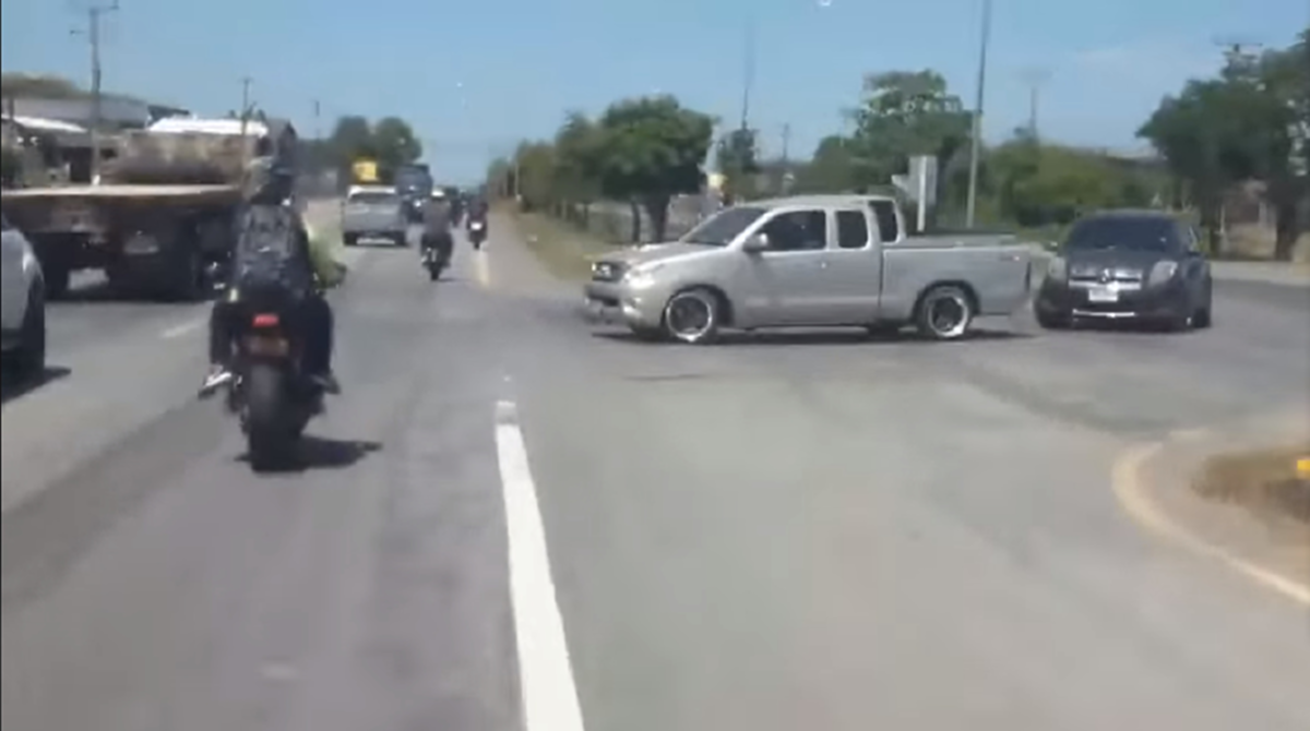 กลุ่มบิ๊กไบค์ช่วยเคลียร์เส้นทาง ให้รถรถพยาบาลรีบไปส่งคนป่วยให้ถึงจุดหมายได้อย่างปลอดภัย