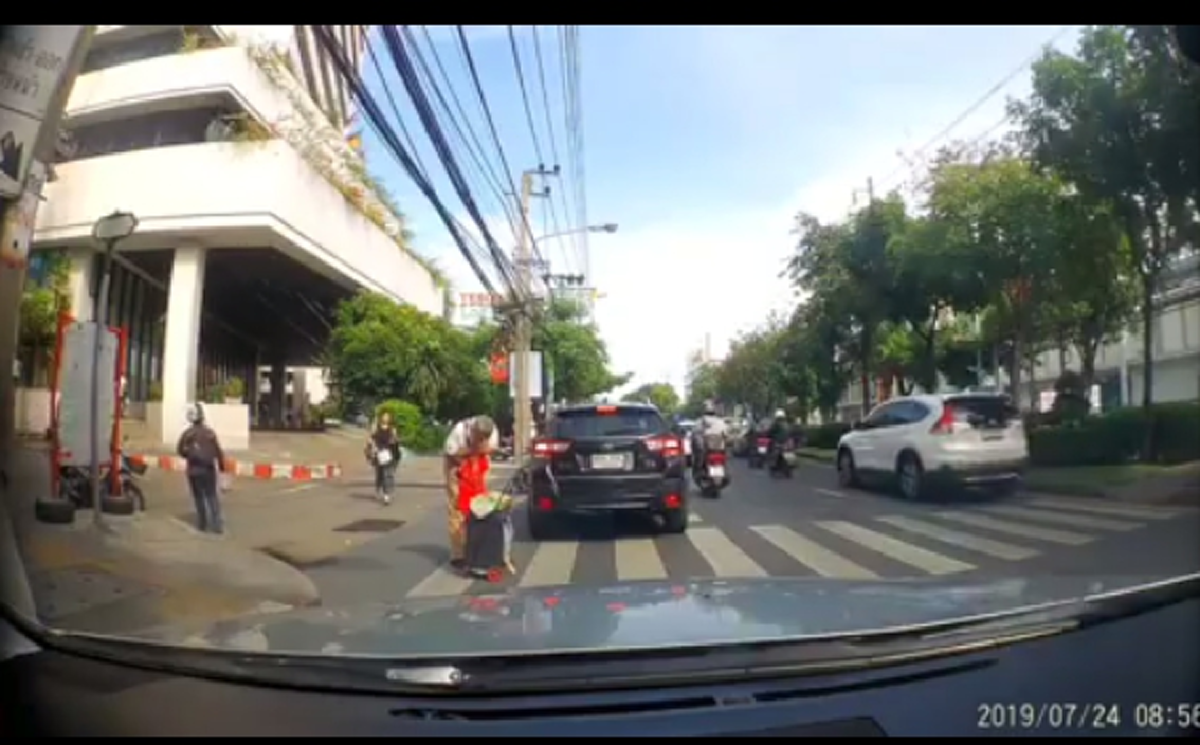 คลิปสุดประทับใจ ลุงยกมือขอบคุณให้รถที่ชะลอให้ตนข้ามถนน