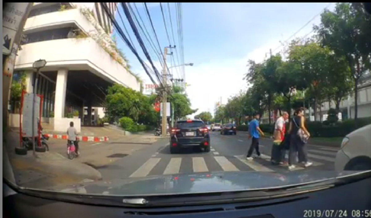 คลิปสุดประทับใจ ลุงยกมือขอบคุณให้รถที่ชะลอให้ตนข้ามถนน
