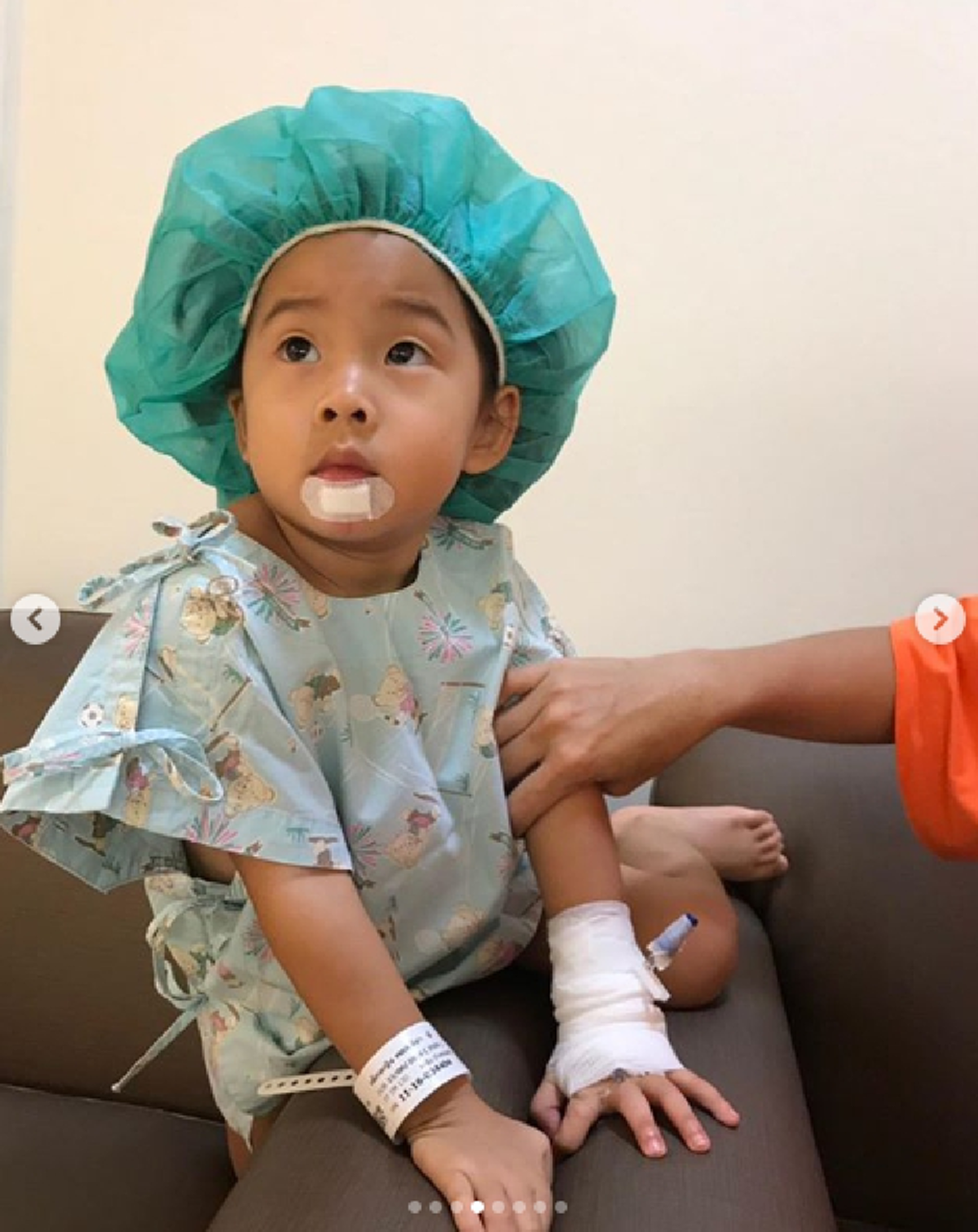 กุ๊บกิ๊บ หัวใจสลาย น้องเป่าเปา สะดุดล้ม ฟันเจาะปากทะลุ เย็บ 15 เข็ม