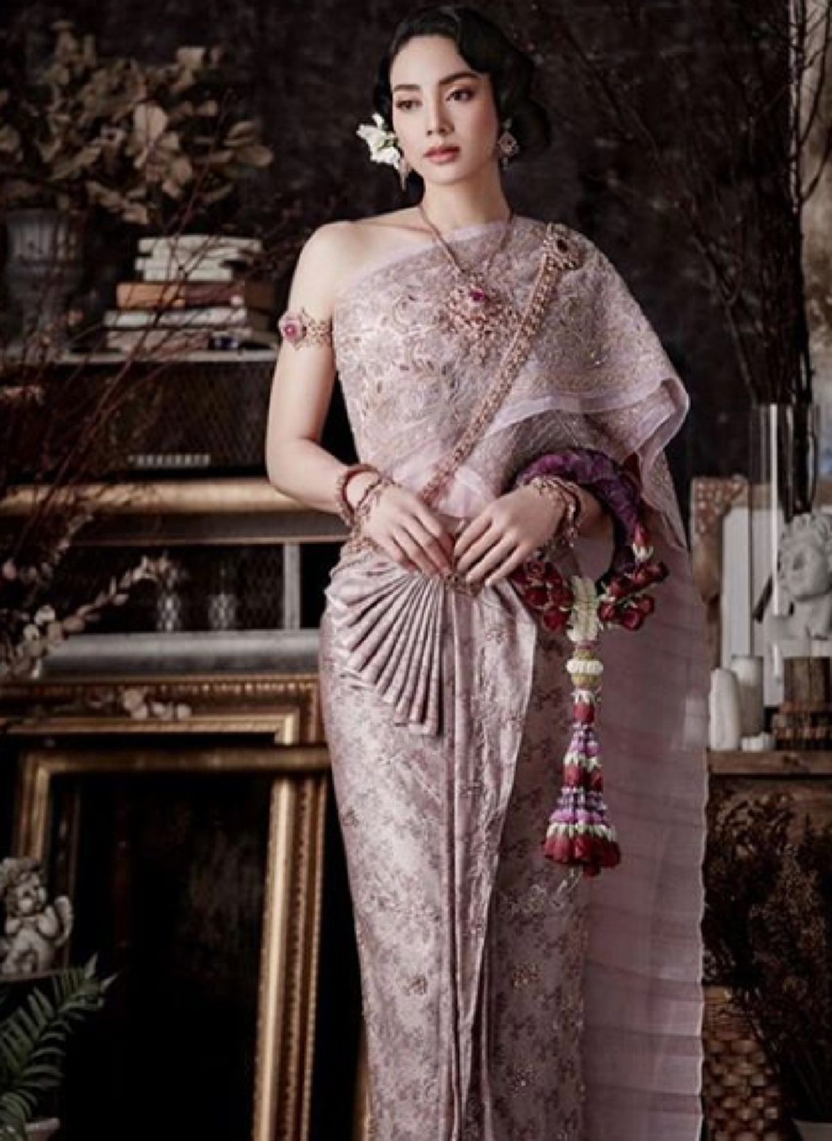 สวยตะลึง ตั๊ก บงกช สวมชุดไทยถ่ายภาพครอบครัว งดงามมาก