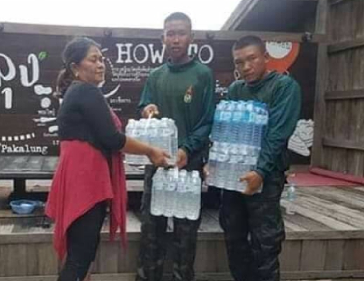 ป้าร่ำไห้น้อยใจ ไม่เคยได้กินข้าวบริจาค-จวกรัฐบาล สุดท้ายโป๊ะแตก