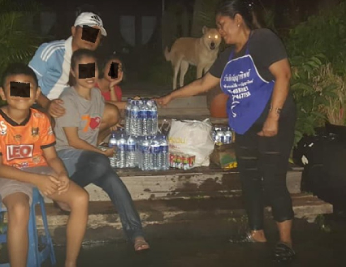 ป้าร่ำไห้น้อยใจ ไม่เคยได้กินข้าวบริจาค-จวกรัฐบาล สุดท้ายโป๊ะแตก