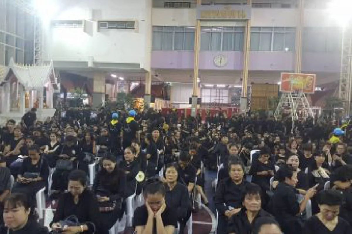 ถ้าวางไม่ครบทุกคนผมไม่กลับ!!เผยเรื่องราวสุดซึ้ง งานถวายดอกไม้จันทน์ที่ปัตตานี ทหารหลีกทางให้ประชาชนวางก่อนจนเสร็จ ถึงเที่ยงคืน ทหารจึงได้วาง
