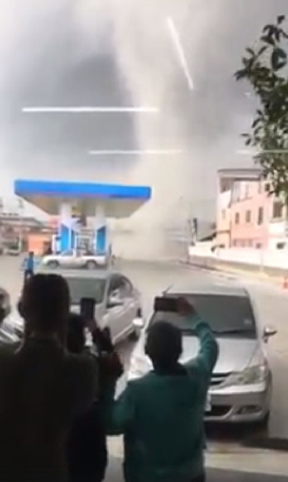 เปิดคลิปนาทีลมพายุพัดถล่มปั๊มน้ำมัน ซอยมังกร ชาวเน็ตผวา! กลัวจะเป็นลางร้าย