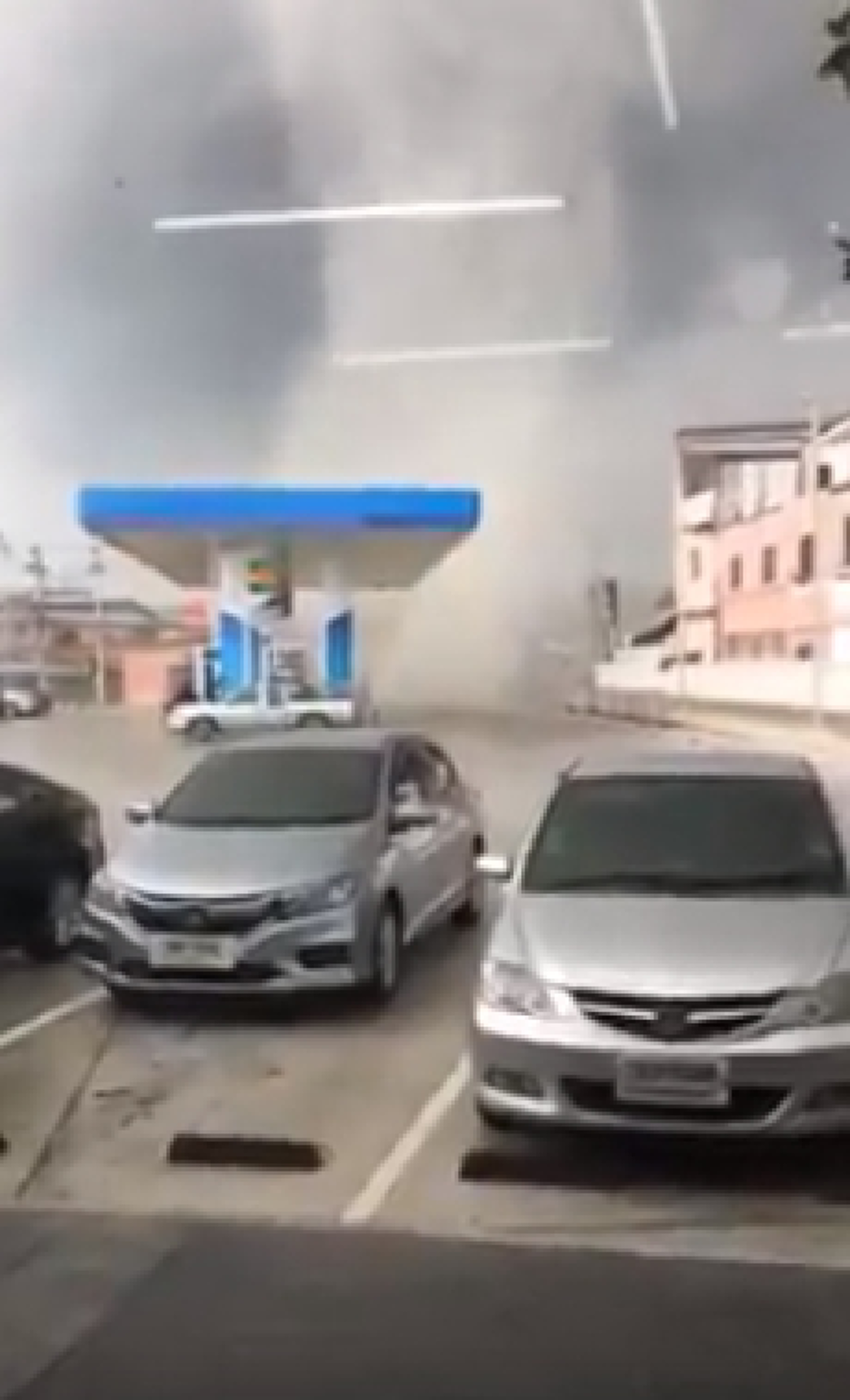 เปิดคลิปนาทีลมพายุพัดถล่มปั๊มน้ำมัน ซอยมังกร ชาวเน็ตผวา! กลัวจะเป็นลางร้าย