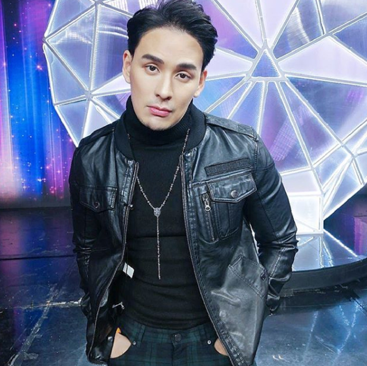 แทค ภรัณยู ควักเงินให้คุณลุงที่ยืนดีดกีตาร์ร้องเพลงข้างถนน