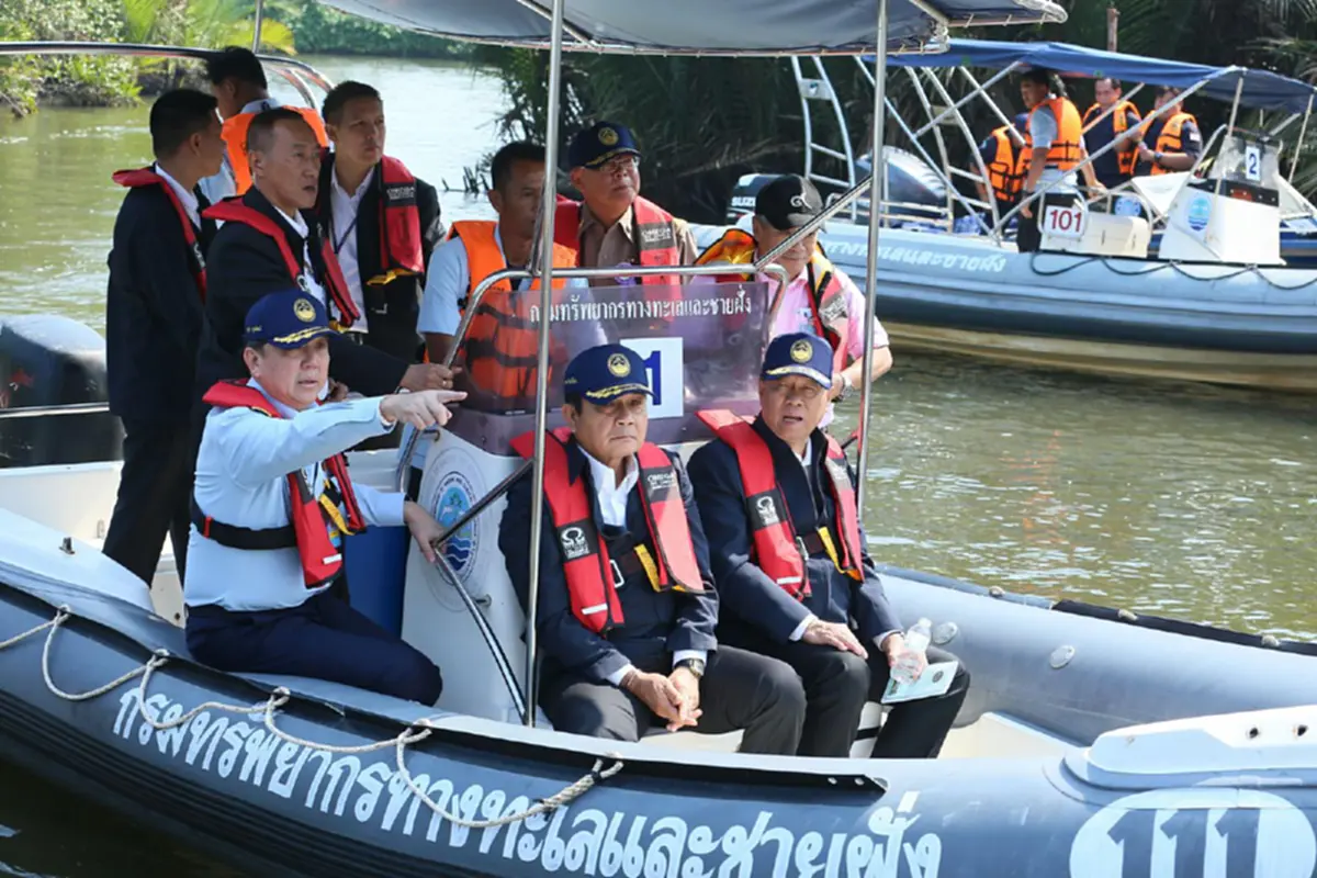 "บิ๊กตู่" นำทีม ครม.ลงเรือ เยี่ยมชมมรดกผืนป่าชายเลนภาคตะวันออก และ การบริหารจัดการน้ำ "บ้านเปร็ดใน" จ.ตราด