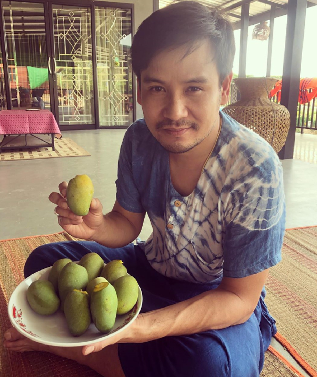 ไผ่ พงศธร