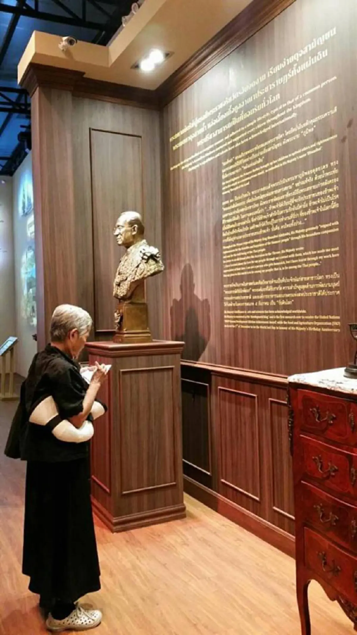 ด้วย2มือกับ1ใจ! คุณป้าเดินทางมาสนามหลวงถึง 27 ครั้ง เพื่อมาจดเรื่องราวของพ่อลงกระดาษ...อ่านแล้วน้ำตาไหล #กราบหัวใจคุณป้า