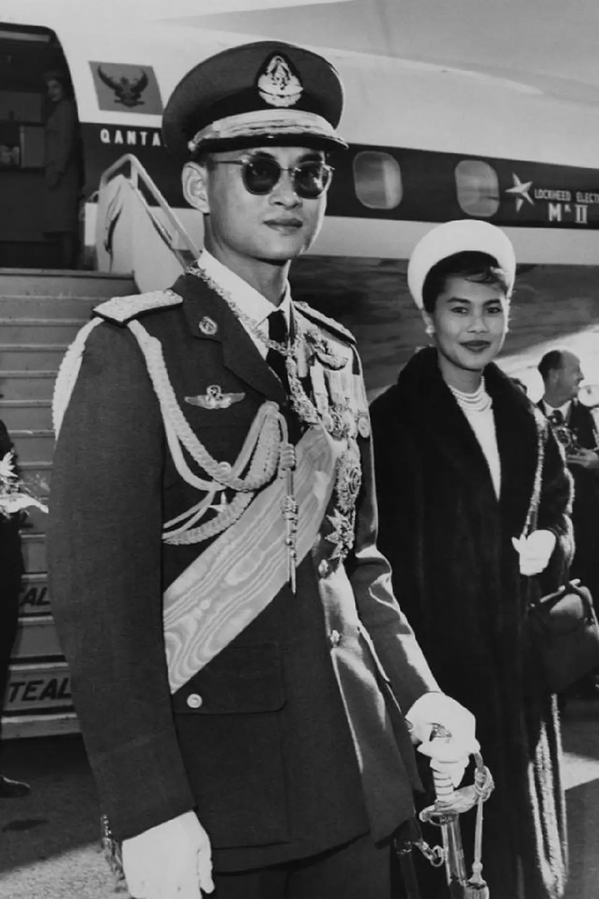 แชร์เก็บไว้ในความทรงจำ ภาพพระบรมฉายาลักษณ์ของ "ในหลวงรัชกาลที่๙" ที่หาดูได้ยาก (ภาพชุด)