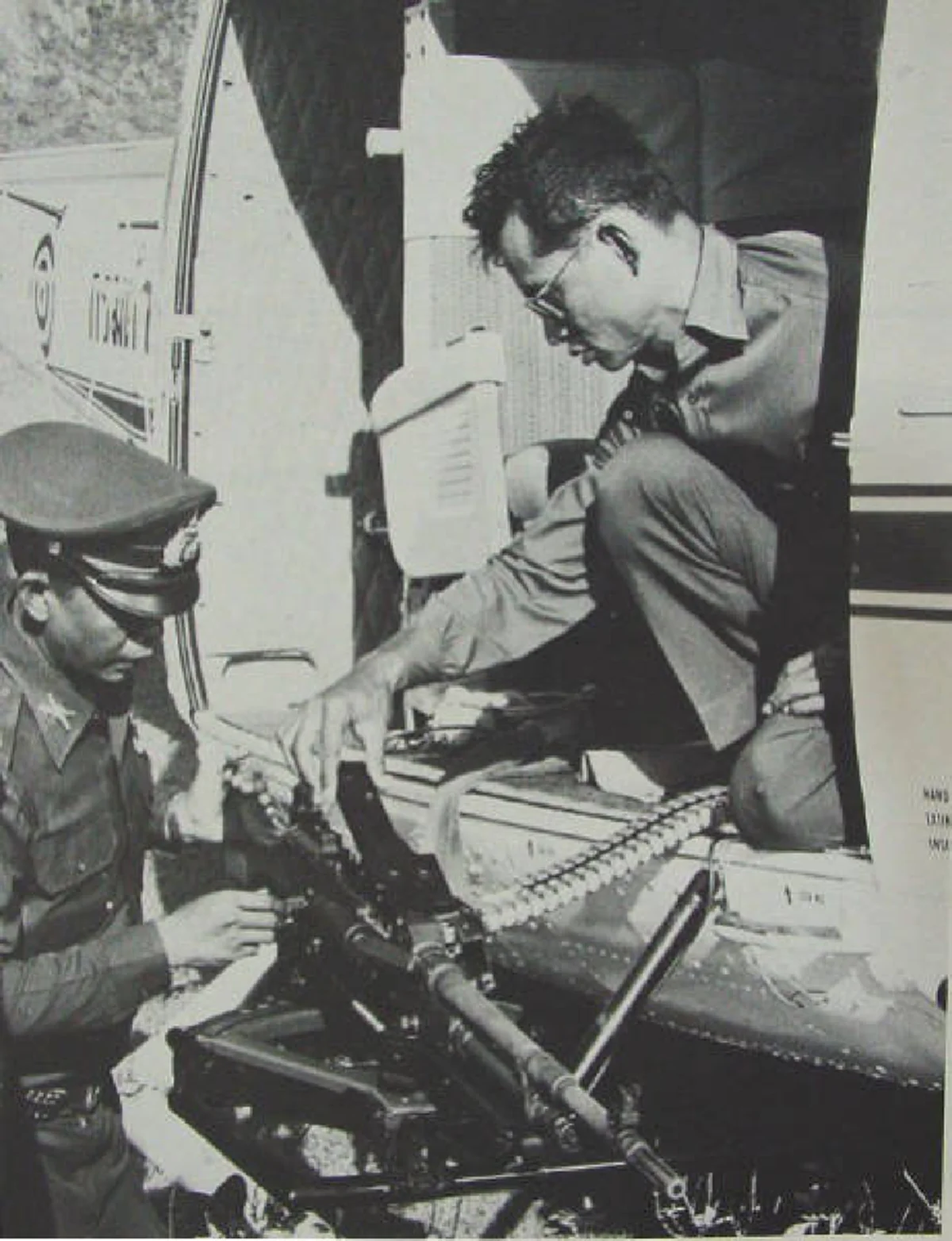 ธ ทรงเป็น จอมทัพไทย!! อีกหนึ่งพระปรีชาสามารถของ "ในหลวง ร.9 - สมเด็จพระราชินีฯ" ด้านทรงพระแสงปืน ที่คนรุ่นหลังไม่เคยได้เห็น (ภาพ)