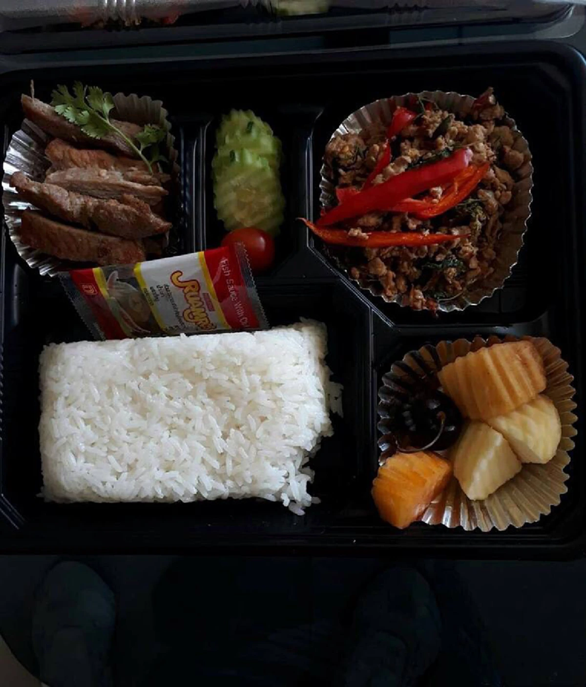 มันเป็นสไตล์!!!แอบส่องอาหารบนรถนายกบิ๊กตู่ ??!!กินเพื่ออยู่   อยู่เพื่อทำงาน