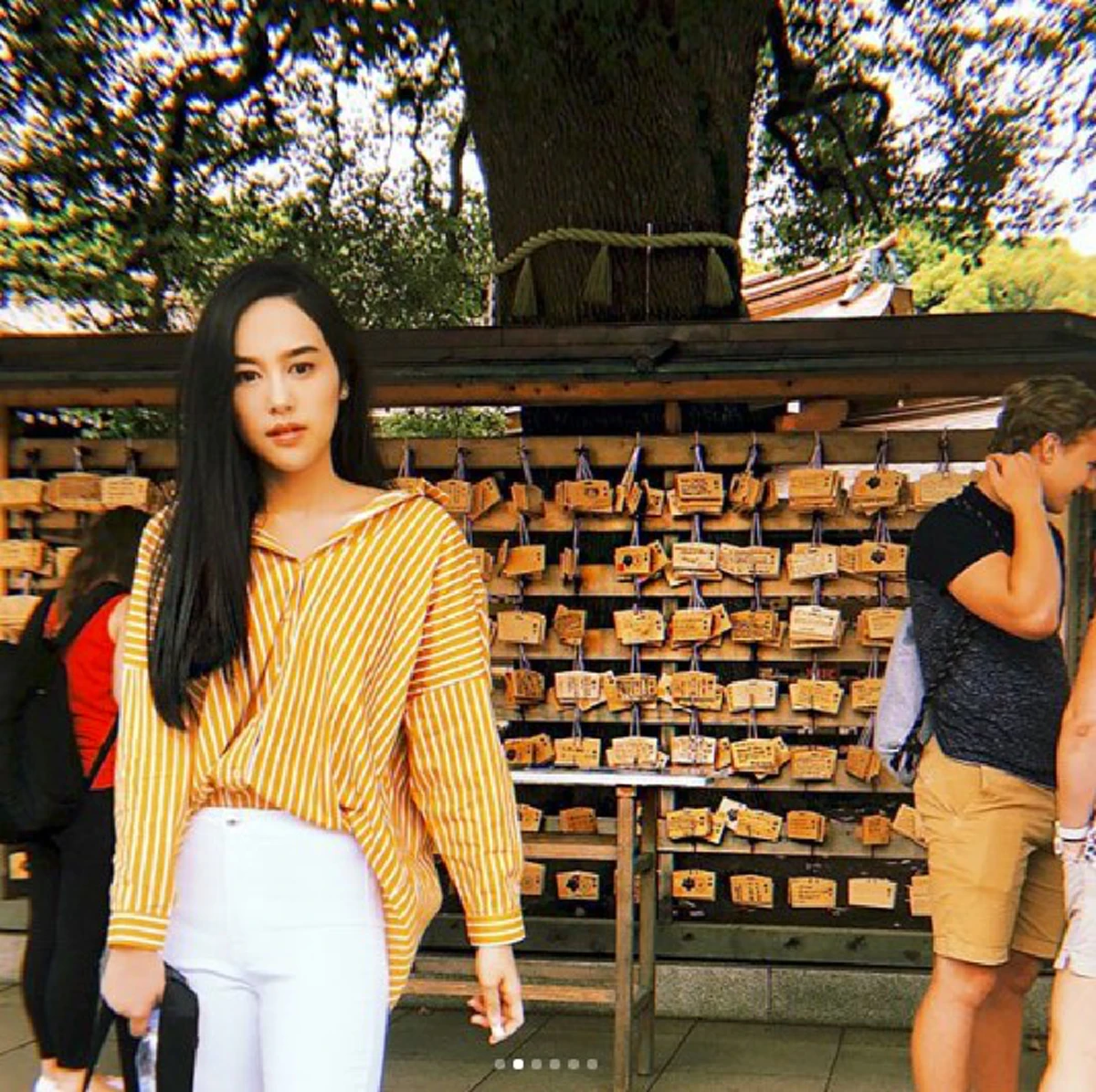 เหลียวหลังมองคอแทบเคล็ด!!! "ตั๊ก มยุรา" ควง "น้ำตาล" ลูกสาวบุญธรรม เที่ยวไกลถึงญี่ปุ่น บอกเลยว่าสวยจนนางเอกแถวหน้ามีสั่นคลอน !?