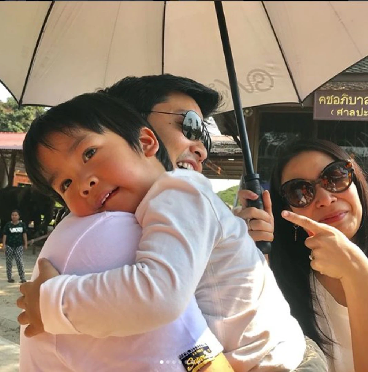 ทำบุญกี่ชาติถึงจะได้แบบนี้!!! ส่องชีวิตหลังแต่งงาน "อดีตพระเอกดัง" หลังเบรครับงานในวงการ เห็นแล้วอิจฉาตาร้อนผ่าว! (ชมคลิป)