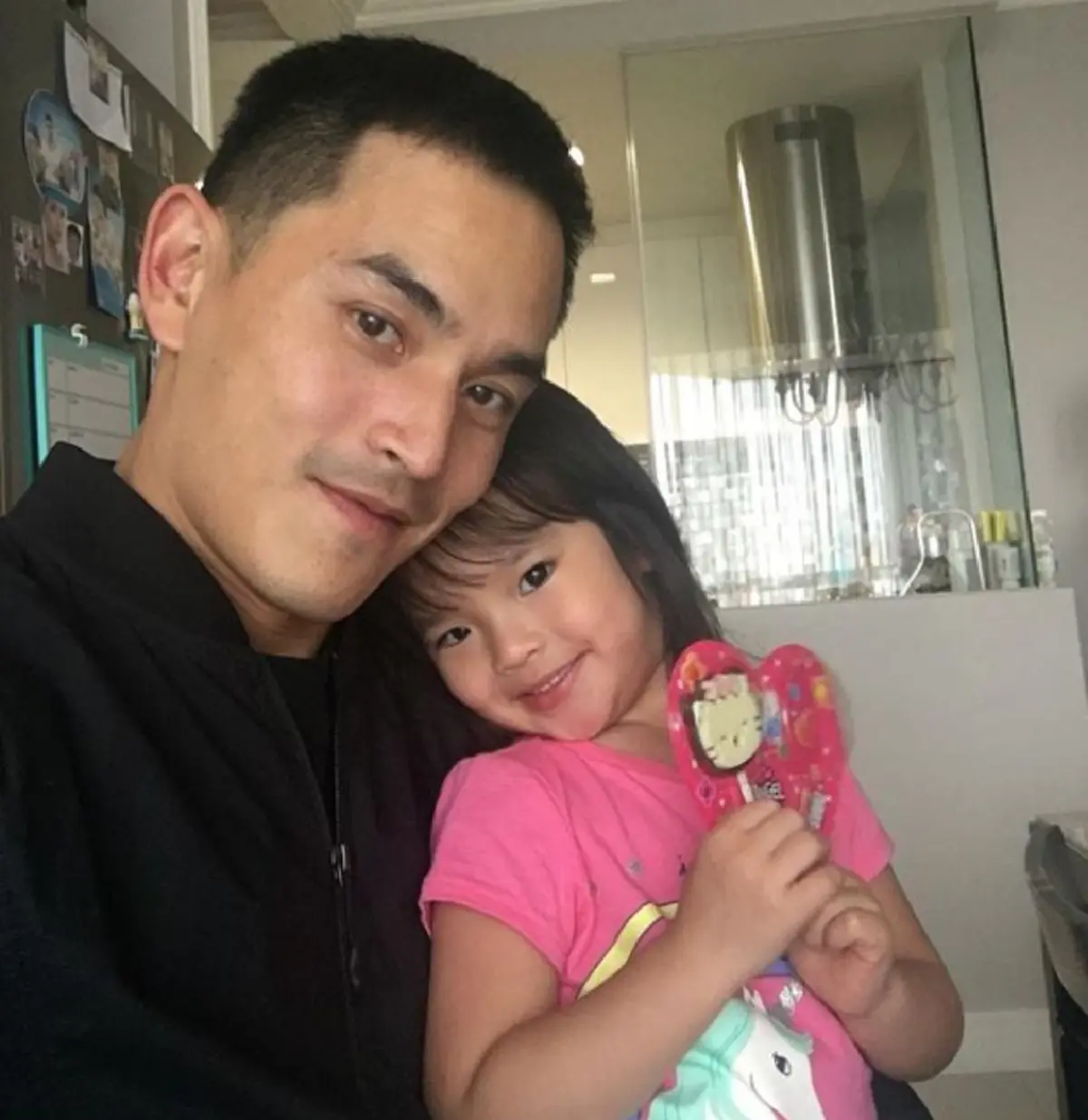 ดีต่อใจเวอร์ๆ!! เมื่อ "สงกรานต์" เอ่ยปากชมน้องปีใหม่ว่ามีมารยาทงาม แถมแซว "แอฟ " ด้วยข้อความซึ้งกินใจ งานนี้ทำแฟนคลับเฮลั่น!? (มีคลิป)