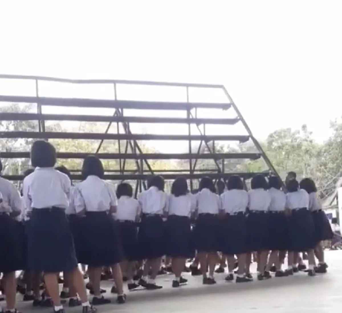 หญิงไทยยุคใหม่ สวยเเกร่ง นักเรียนหญิงสุดสตรอง รวมพลังยก"สเเตนด์เชียร์" ผู้ชายยืนมองให้กำลังใจ!! นึกถึงตอนสมัยเรียนขึ้นมาทันที (คลิป)