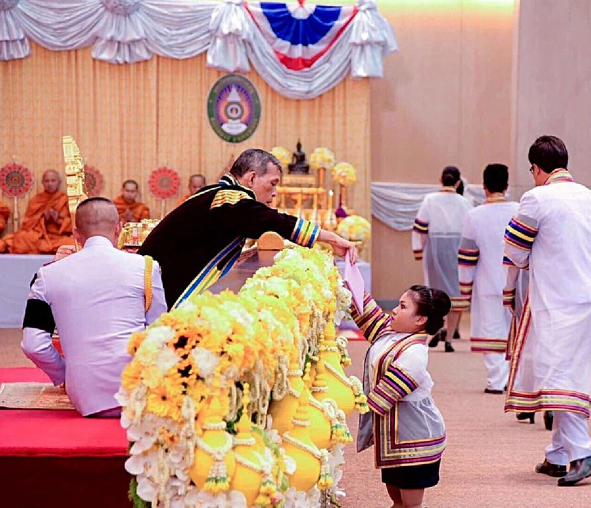 พระจริยวัตรแห่งพระเมตตา!! ภาพสุดประทับใจ ในวันพระราชทานปริญญาบัตร ของในหลวง ร.๑๐ และสมเด็จพระเทพฯ ผู้เดินตามรอยเบื้องพระยุคลบาทพ่อหลวง ร.๙