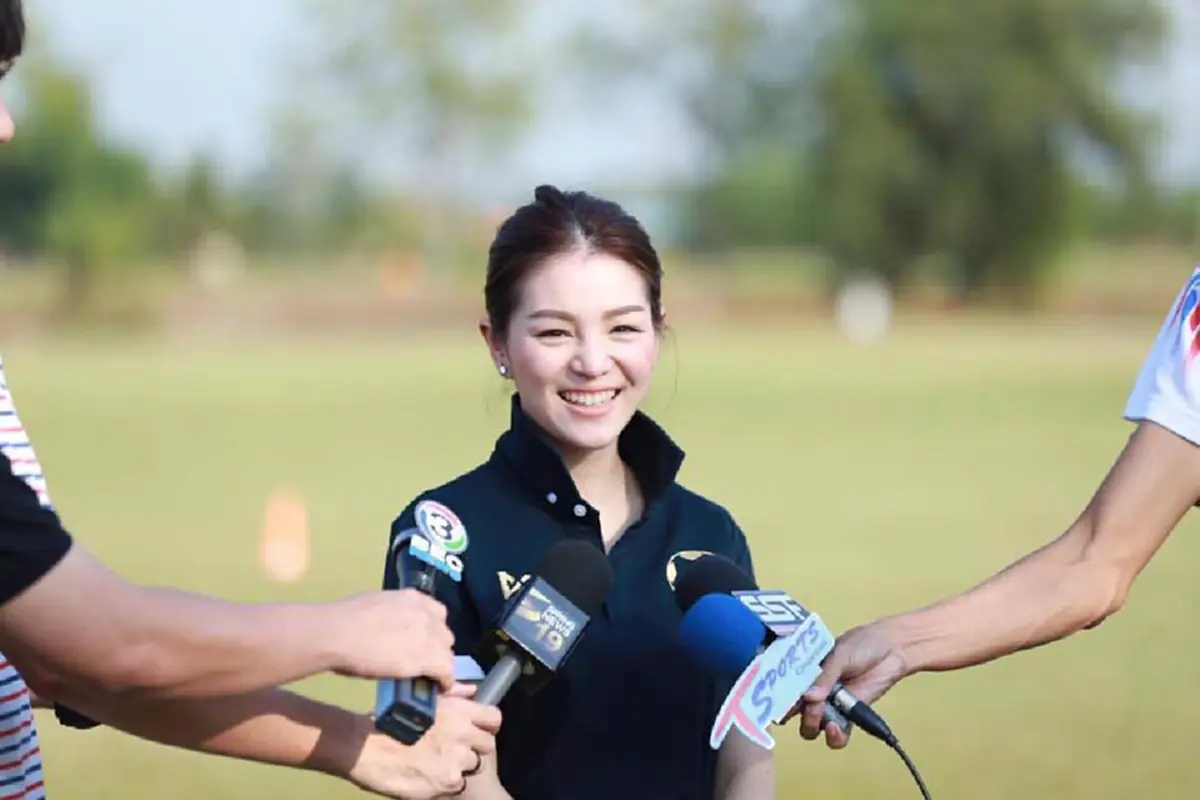 ภาพความน่ารัก และความสวย ความเก่ง ของเธอคนนี้ "มาดามเดียร์" วทันยา วงศ์โอภาสี อดีตผู้จัดการทีมชาติไทย รุ่นอายุไม่เกิน 23 ปี (เจอดี - คลิป)