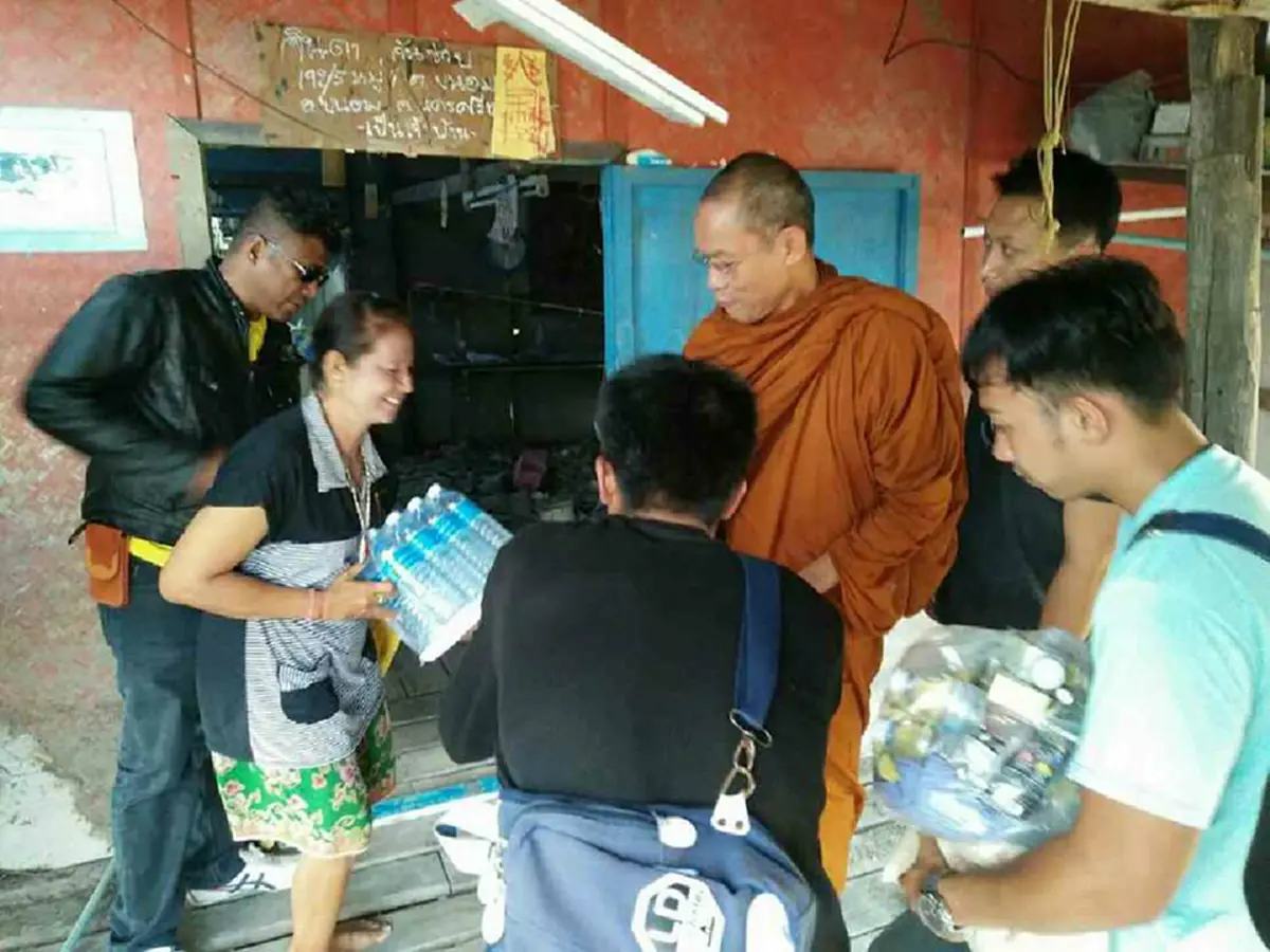 สาธุๆๆ!! "หลวงปู่พุทธะอิสระ" ย้ำตามรอยเท้าพ่อหลวง ช่วยเหลือพี่น้องเมืองคอนหลังประสบภัยน้ำท่วมหนัก แม้ร่างกายจะอ่อนล้าแต่ใจเป็นสุข