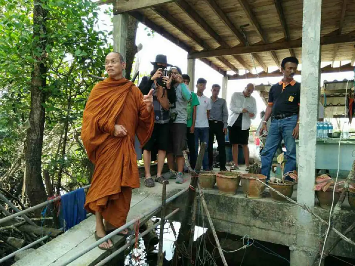 สาธุๆๆ!! "หลวงปู่พุทธะอิสระ" ย้ำตามรอยเท้าพ่อหลวง ช่วยเหลือพี่น้องเมืองคอนหลังประสบภัยน้ำท่วมหนัก แม้ร่างกายจะอ่อนล้าแต่ใจเป็นสุข