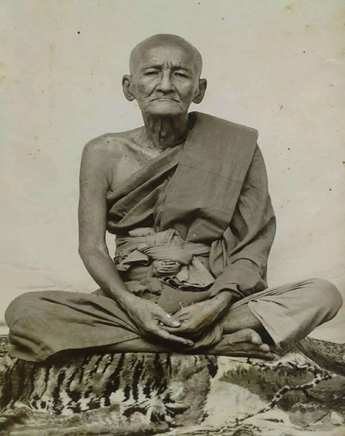 "หลวงพ่อโบ วัดโคกหิรัญ"เจ้าตำรับน้ำมนต์เดือด..เสกทรายให้ศิษย์โรยรอบบ้าน คู่อริแอบยิง ไม่ออก ลอบเข้าบ้านหลงทางเฉยเลย.