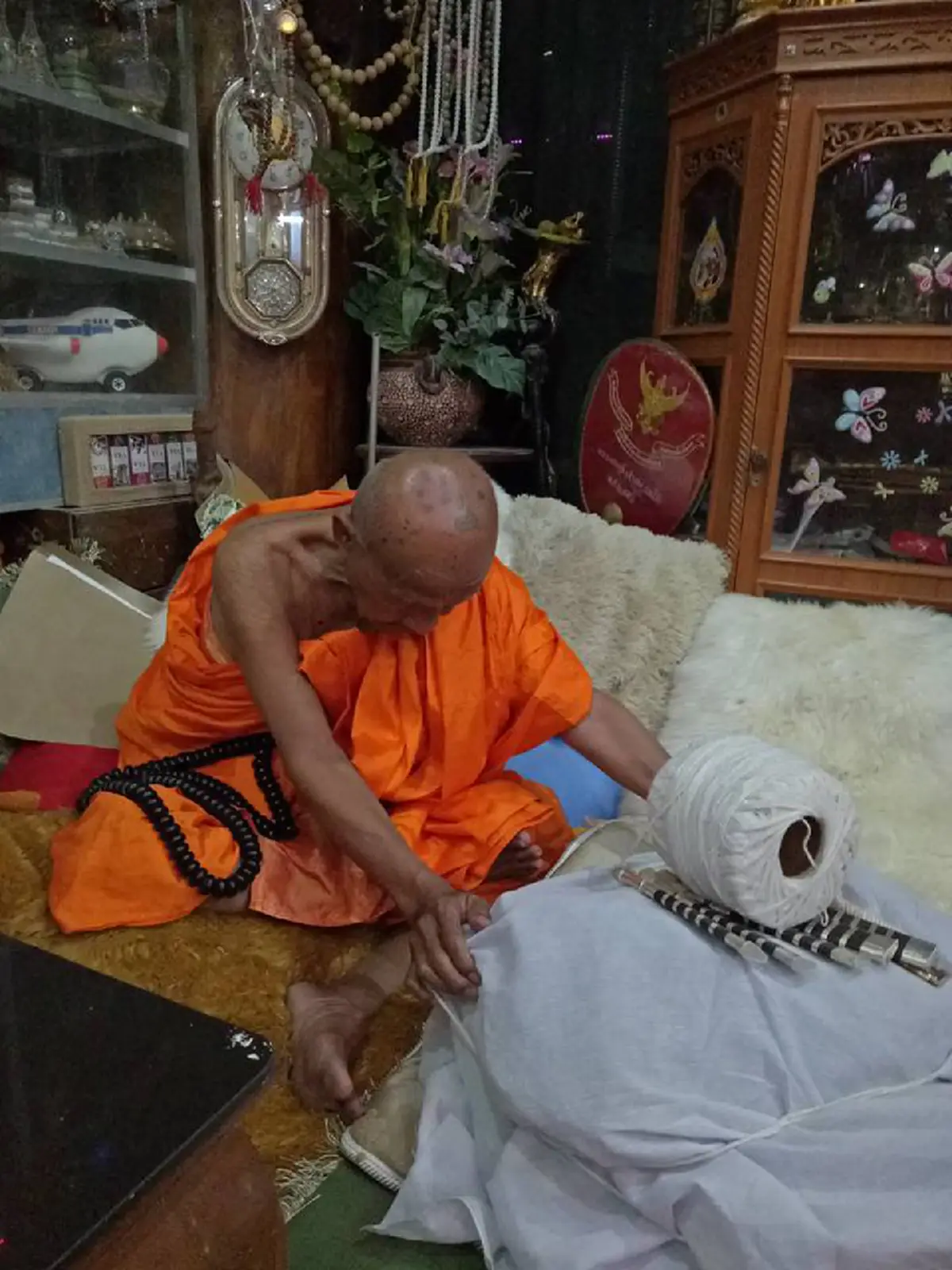 เสกน้ำมนต์จนโอ่งยักษ์..แตกกระจาย "หลวงปู่แขก วัดสุนทรประดิษฐ์" อำนาจจิตอันลึกล้ำ ปลุกเสกวัตถุมงคลครั้งใด..ตัวเบาลอยสูงได้.