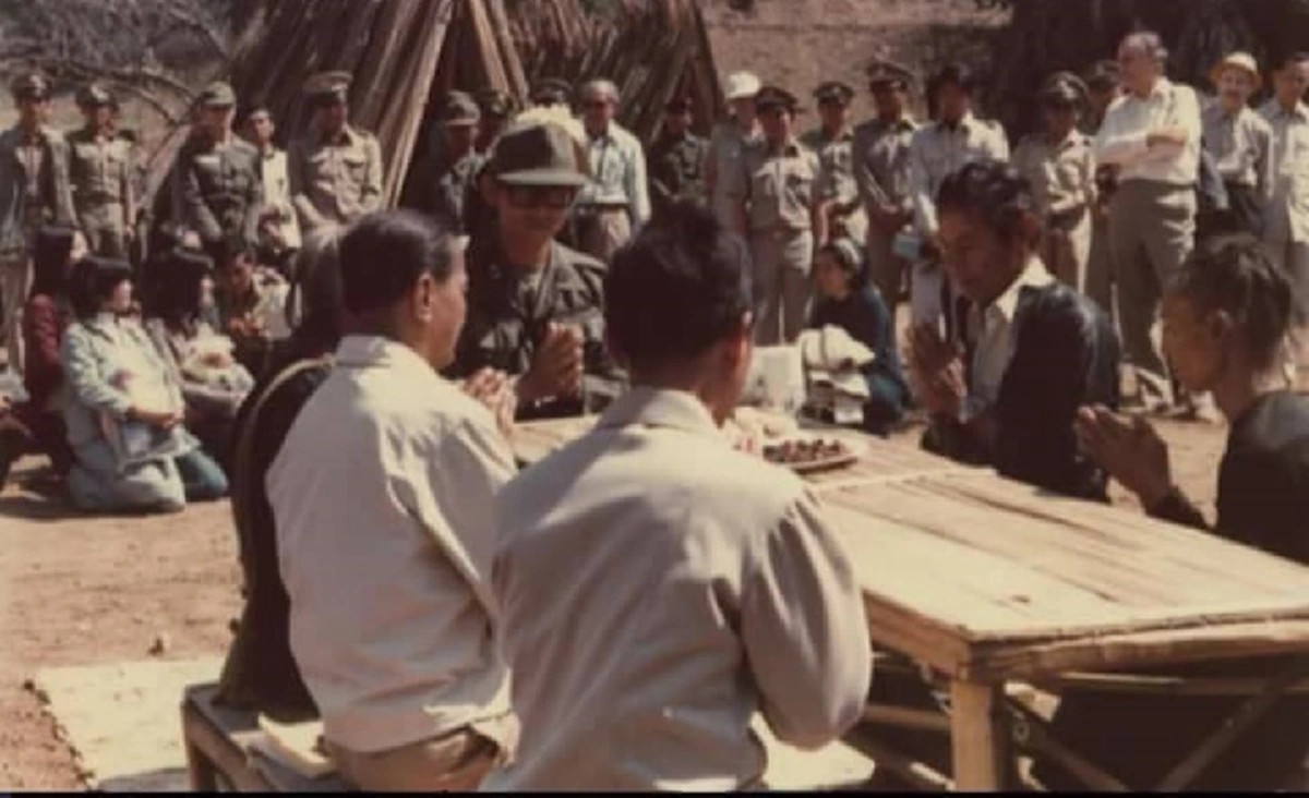 ใต้ร่มพระบารมี พ่อหลวง ร.๙ !! พระราชา..ผู้มีโต๊ะทรงงานและโต๊ะเสวยกลางป่า กษัตริย์ผู้ทรงงานหนักเพื่อพสกนิกร เทวดาฟ้าประทานของปวงชนชาวไทย !!