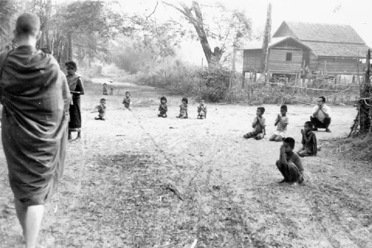 ภาพหาชมยาก!! สายสัมพันธ์ของพระป่า สมเด็จพระสังฆราช บิณฑบาตร่วมกับหลวงตามหาบัว พร้อมเปิดคำทำนาย จากหลวงปู่ฝั้นถึงสมเด็จพระสังฆราช