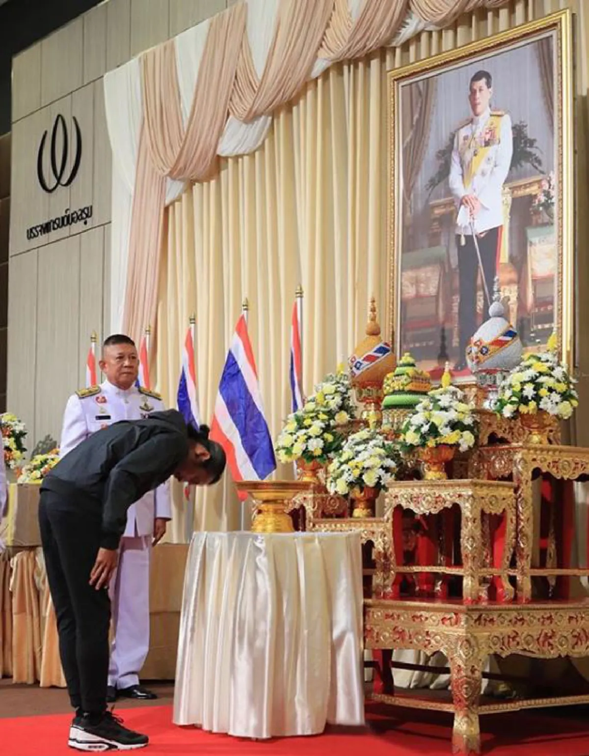 ซาบซึ้งในพระมหากรุณาธิคุณ !! เปิด3สิ่งของมหามงคล..."ตูน บอดี้สเเลม" เเละทีมงาน "ก้าวคนละก้าว" เข้ารับพระราชทานจาก "ในหลวงร.10" (รายละเอียด)