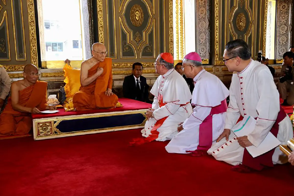 มิตรภาพระหว่างศาสนา!! คณะบาทหลวงแห่งคริสตจักรร่วมแสดงมุทิตาจิตแก่สมเด็จพระอริยวงศาคตญาณ สมเด็จพระสังฆราช ณ วัดราชบพิธฯ ... สาธุๆๆ!!