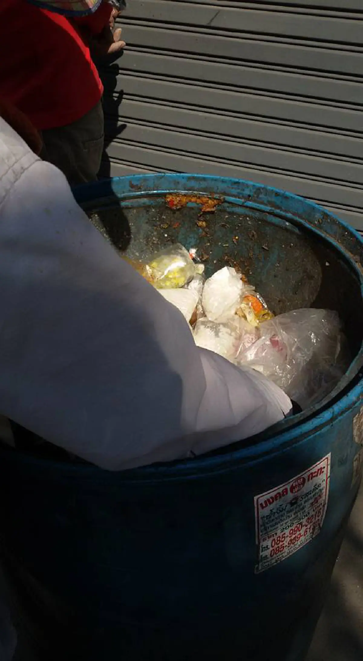 เห็นคลิปแล้วหดหู่ใจ !! พบข้าวที่ญาติโยมนำมาถวายพระสงฆ์ถูกทิ้งลงถังขยะเกลื่อน ในวันมาฆบูชา (มีคลิป)