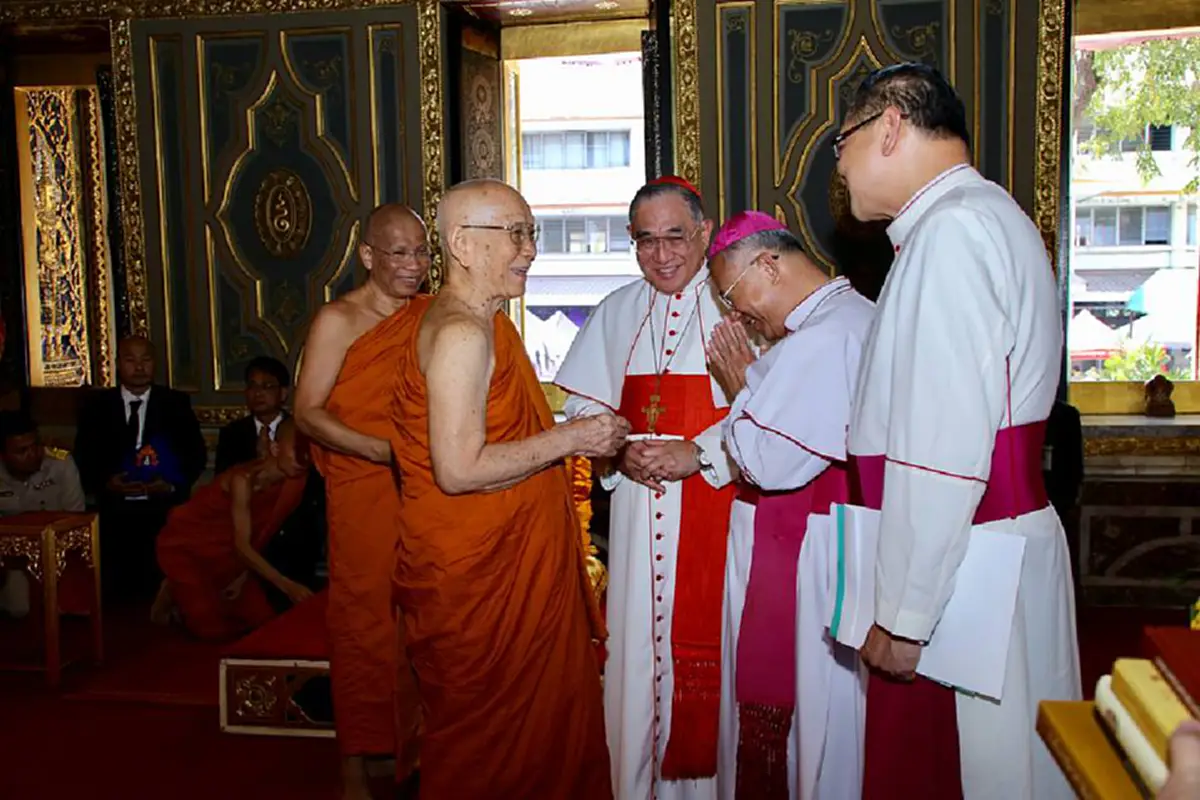 มิตรภาพระหว่างศาสนา!! คณะบาทหลวงแห่งคริสตจักรร่วมแสดงมุทิตาจิตแก่สมเด็จพระอริยวงศาคตญาณ สมเด็จพระสังฆราช ณ วัดราชบพิธฯ ... สาธุๆๆ!!