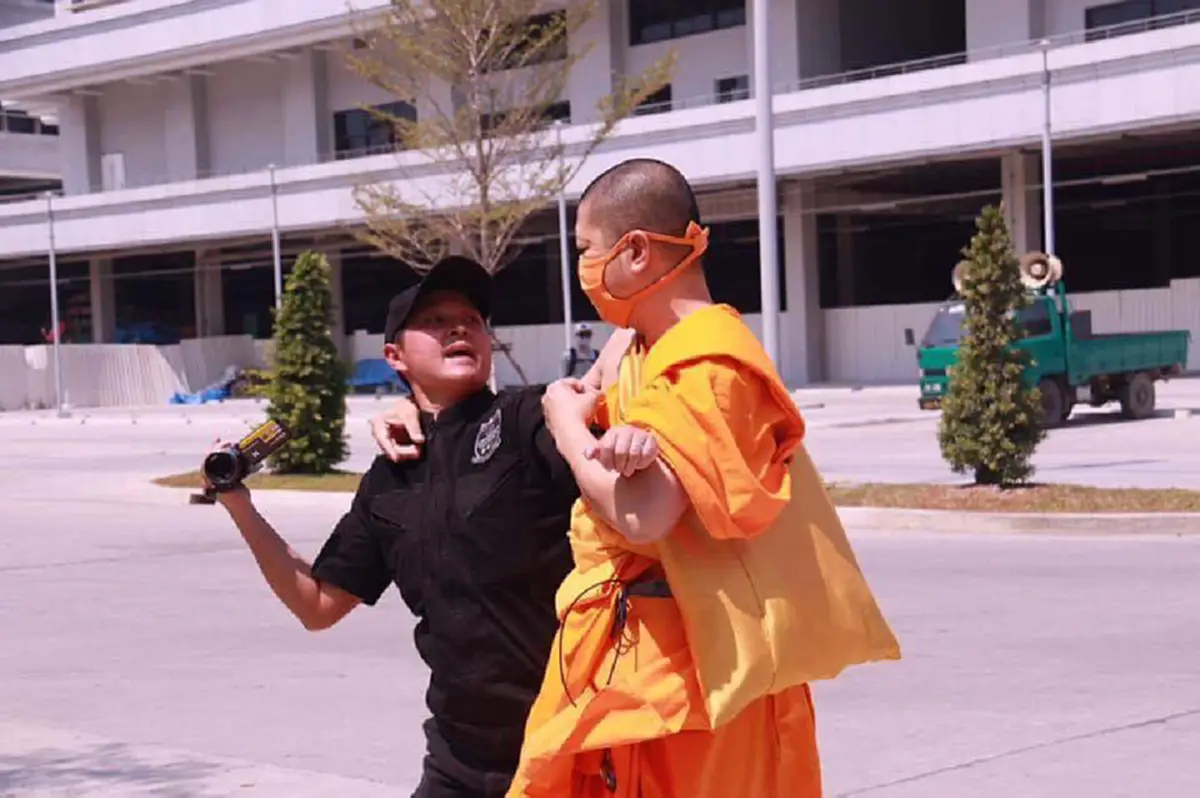 เจ็บจี๊ดทั้งพระ ทั้งศิษย์!! "กนก" โพสต์เหน็บแรงเรียกพระธัมมชโย "ผีธัมมี่" หลังพวกโลกสวยไม่เข้าใจทำไมต้องใช้ ม.44 จับคนๆเดียว???