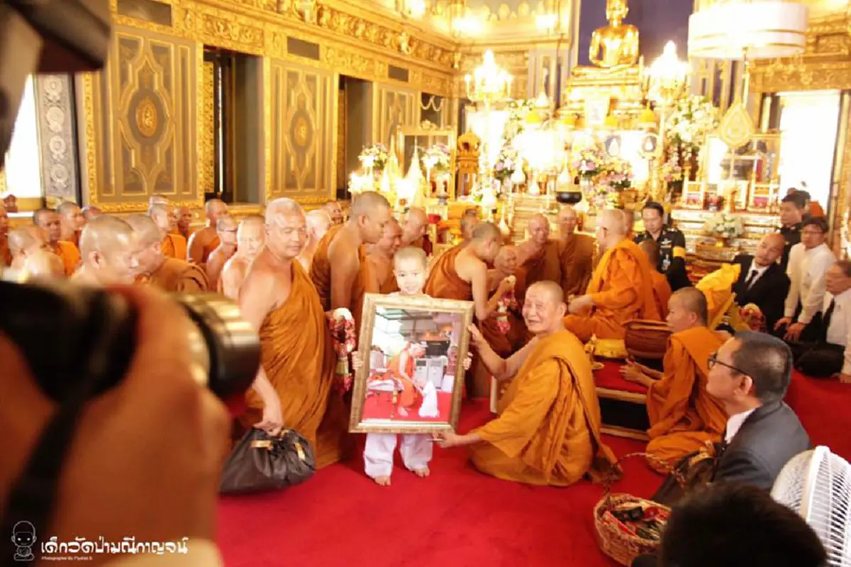 เป็นบุญกระหม่อม!!! สมเด็จพระสังฆราชฯ พระองค์ใหม่ ทรงมีพระเมตตา แก่ "เด็กวัด" ตัวน้อยคนนี้ นับเป็นบุญแก่ครอบครัวยิ่งนัก!!! (ชมภาพ)