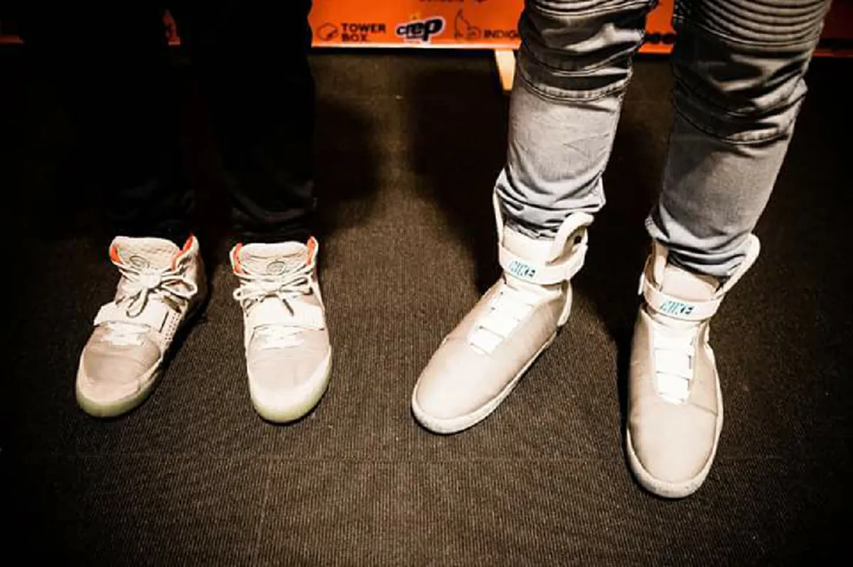 มองเเทบไม่ออก !! จากภาพเด็กหนุ่มยืนคู่กัน ที่เหมือนจะธรรมดาไม่มีอะไร?? .. เเต่ถ้าคนในวงการจะทราบดีว่า 2 วัยรุ่นนี้คือที่สุดในเมืองไทย(มีภาพ)