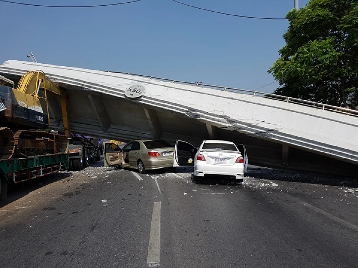 ระทึกขวัญสุดๆ !!!  รถบรรทุกรถแบคโฮ เกี่ยวสะพานลอยเมืองอ่างทอง ถล่มทับรถยนต์เสียหายยับ ???? ( ภาพ)