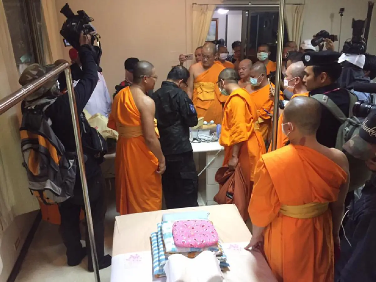 สุขสบายขนาดนี้เชียวหรือ!! โลกโซเชียลฮือฮาข้อมูลแพทย์ตีแผ่ชีวิต "พระธัมมชโย" ลงทุนหลายสิบล้านซื้อเครื่องมือสุดล้ำรักษาตัวบำรุงผิว??