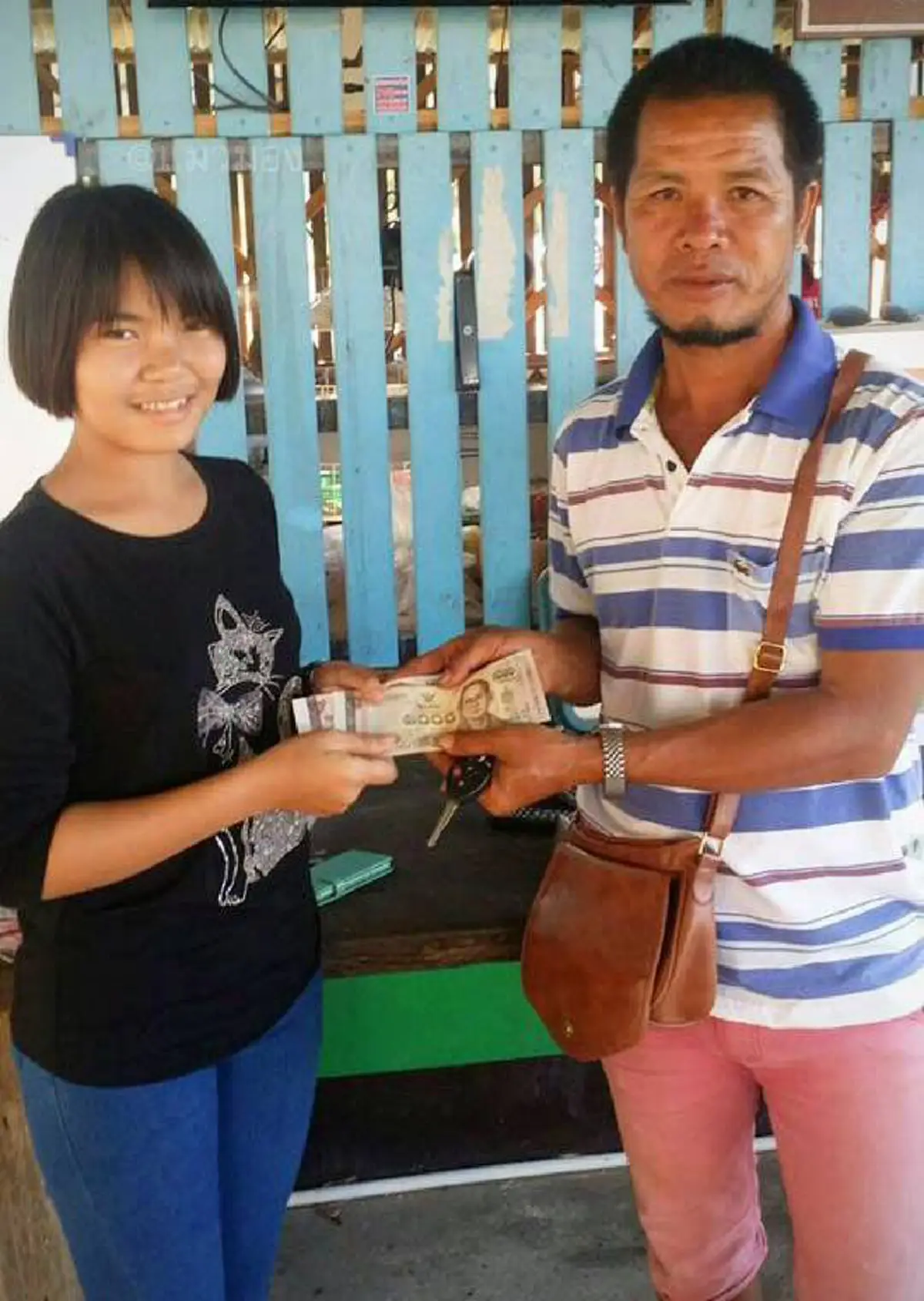 คนทำดีอยู่ตรงไหนก็เป็นดาว!!!นักเรียนหญิงม.3ในมุกดาหารเก็บกระเป๋ามีเงินสดเป็นแสนๆคืนเจ้าของชาวเน็ตแห่แชร์ชื่นชมเป็นตัวอย่างเด็กดีสังคมไทย!