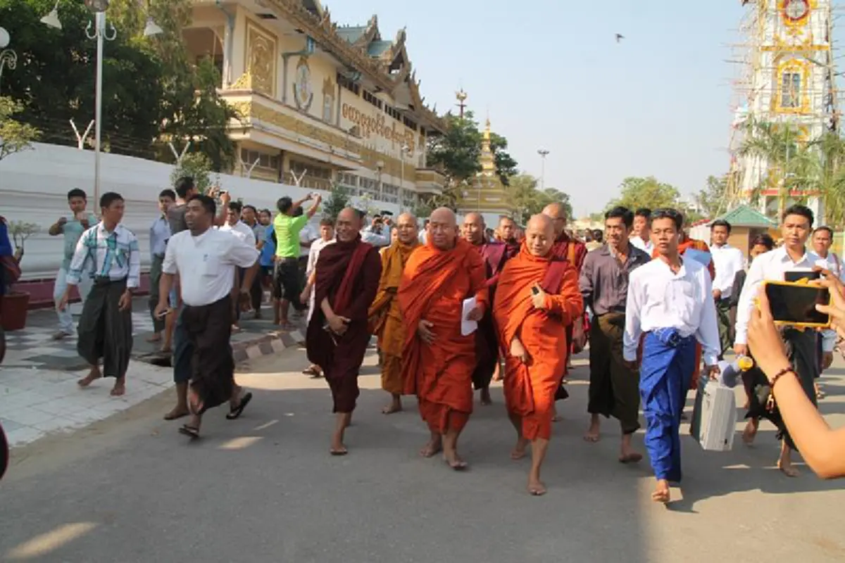 หัวรุนเเรงมาเอง!!! "พระวีระธู" นำคณะสงฆ์ประเทศเมียนมาร์หนุน "ธัมมชโย" วัดพระธรรมกาย  พร้อมเรียกร้องรัฐบาลไทยยกเลิก"ม.44" (มีภาพ)
