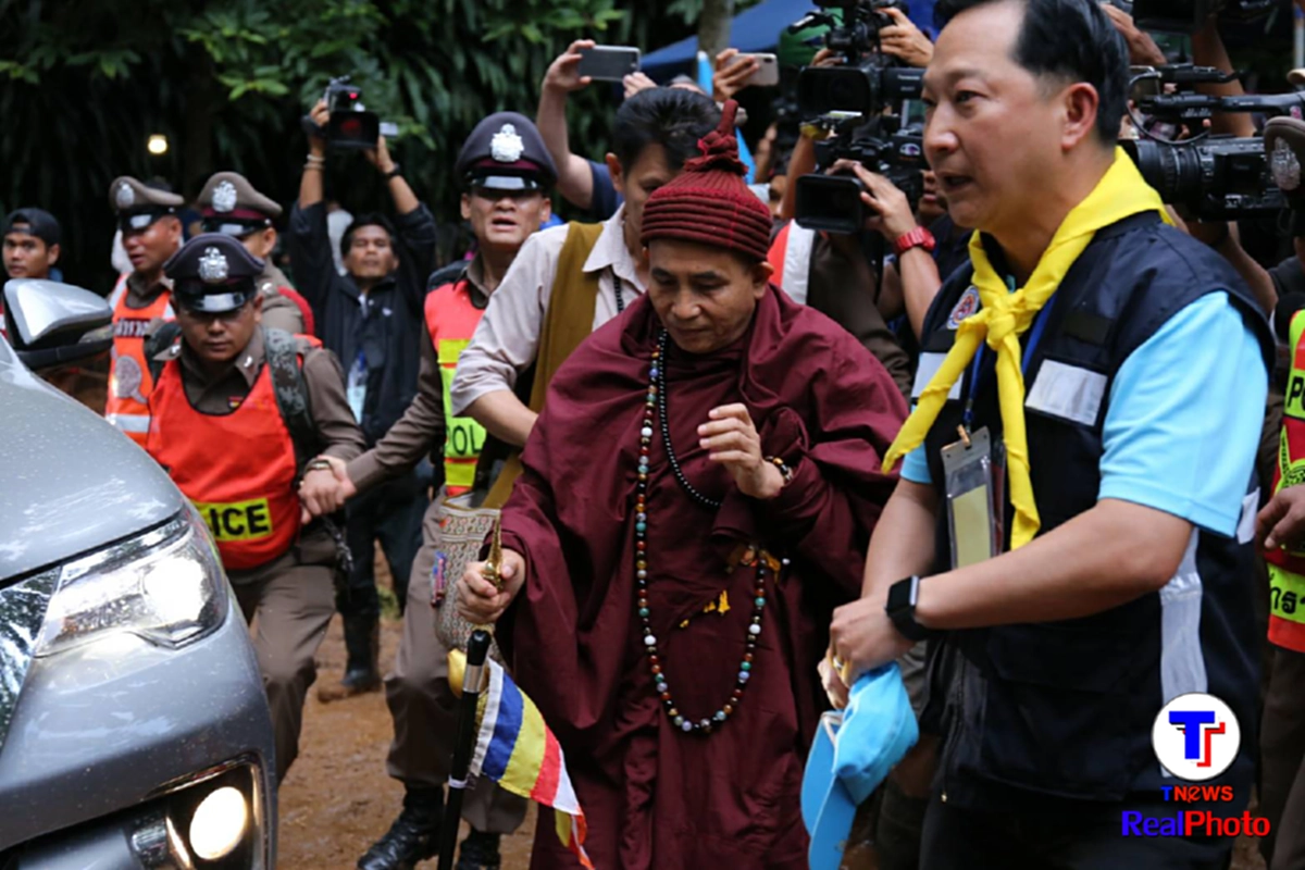 สาธุ!! "พระครูบาบุญชุ่ม" กลับมาถ้ำหลวงอีกครั้ง ทำพิธีอธิษฐานจิตให้ "เด็ก 13ชีวิต" (ชมคลิป)