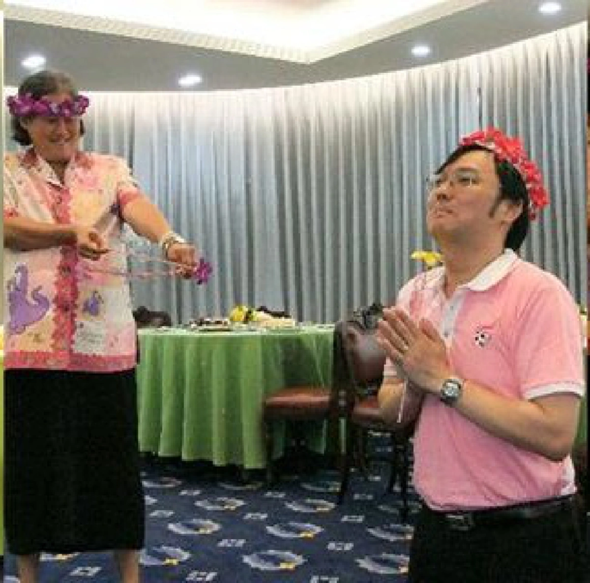 หาชมยาก!! ดร.ภาธร เผยคลิปงานสมรสพระราชทาน "ในหลวง ร.9" ในวันวาเลนไทน์เมื่อ 5 ปีที่ผ่านมา ซาบซึ้งจนกลั้นน้ำตาไม่อยู่!! (ชมคลิป)